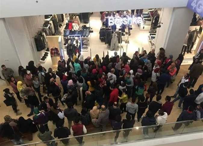 تزاحم المواطنين على المحلات للشراء في الجمعة البيضاء