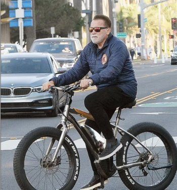 شاهد .. في أول نزهة عامة لهما سوياً منذ فترة..هذا ما فعله أرنولد شوارزنيغر مع إبنه باتريك- بالصور