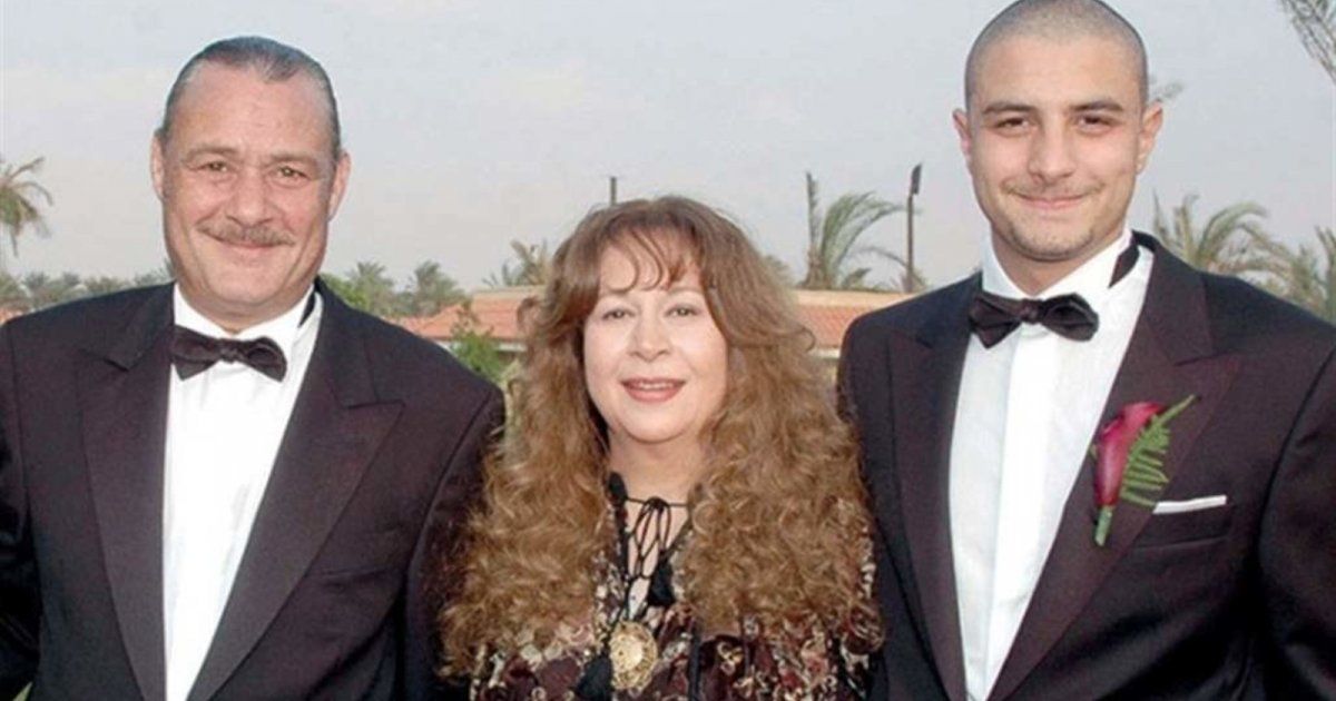 شاهد .. أحمد الفيشاوي يحدث ضجة بفيديو رومانسي للغاية لوالديه.. وهذه الأغنية التي إختارها