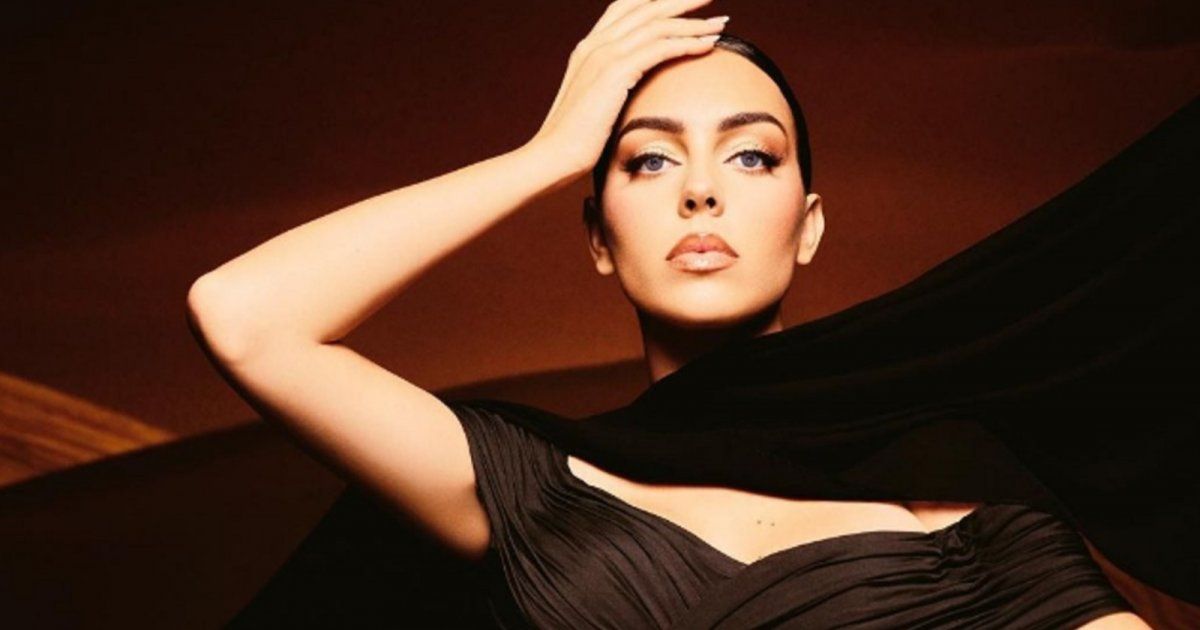 شاهد .. بالصورة - جورجينا رودريغيز تخطف الأنظار بالكاجول وهذا ما كان يفعله حبيبها كريستيانو رونالدو