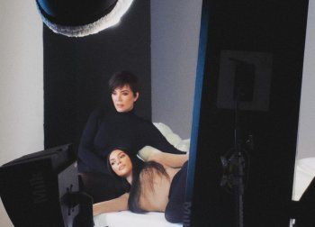 شاهد .. بالصور- كيم كارداشيان تعايد والدتها كريس جينر في يوم ميلادها بهذه الكلمات