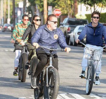 شاهد .. في أول نزهة عامة لهما سوياً منذ فترة..هذا ما فعله أرنولد شوارزنيغر مع إبنه باتريك- بالصور