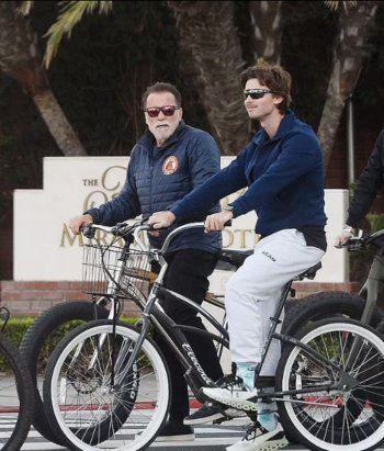 شاهد .. في أول نزهة عامة لهما سوياً منذ فترة..هذا ما فعله أرنولد شوارزنيغر مع إبنه باتريك- بالصور