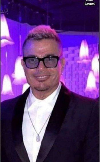 شاهد .. بالصورة - عمرو دياب بـ لوك "تملي معاك" من جديد بعد 23 سنة