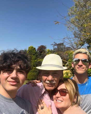 شاهد .. هنا شيحة تكتب كلمات مؤثرة مليئة بالحب في عيد ميلاد والدها