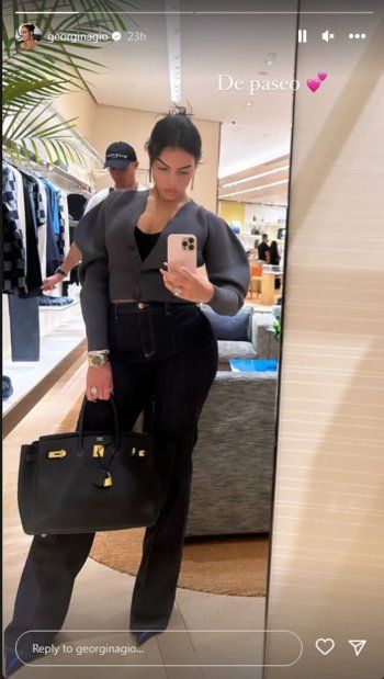 شاهد .. بالصورة - جورجينا رودريغيز تخطف الأنظار بالكاجول وهذا ما كان يفعله حبيبها كريستيانو رونالدو