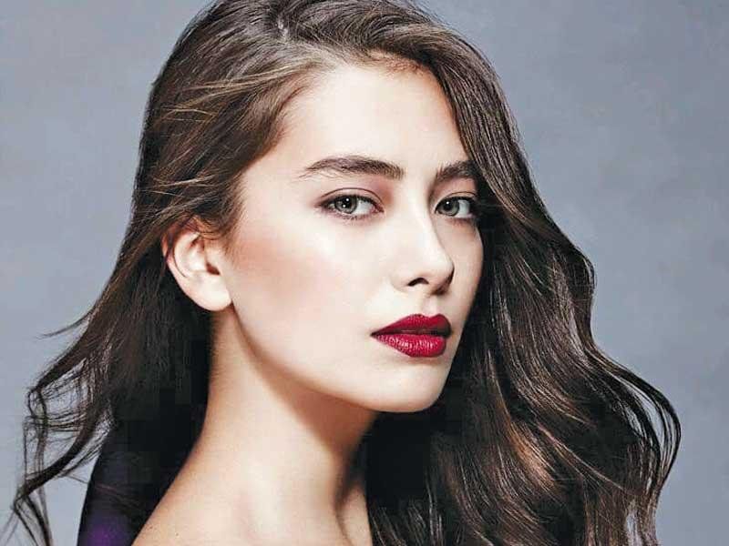 شاهد .. نسليهان أتاغول بلقطات عفوية وتنورة قصيرة في أحدث ظهور