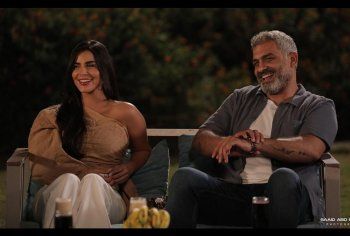 شاهد .. بالصور- رانيا منصور تتألق في كواليس "عيشها بفرحة"