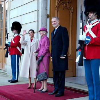 شاهد .. بالصور- استقبال مهيب وأناقة ملكية.. الملك فيليب والملكة ليتيزيا في الدنمارك