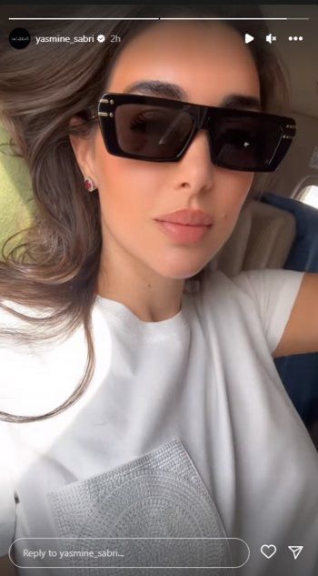 شاهد .. بالصور- من داخل الطائرة.. ياسمين صبري تتألق بلوك كاجوال رائع