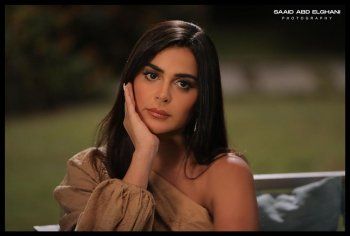 شاهد .. بالصور- رانيا منصور تتألق في كواليس "عيشها بفرحة"