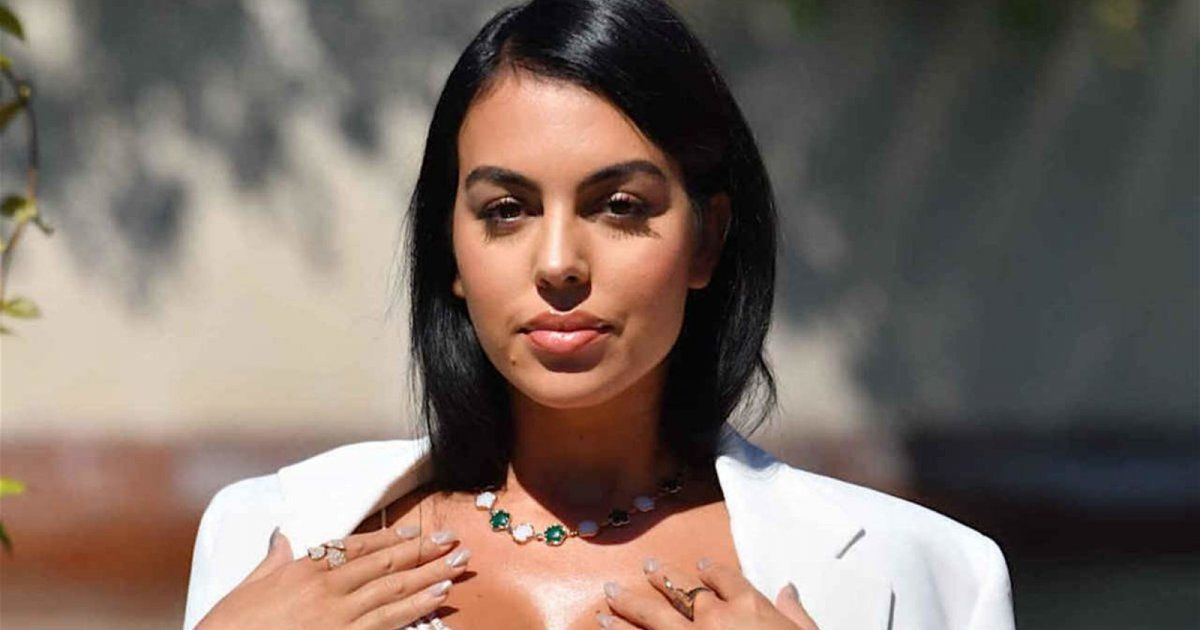 شاهد .. جورجينا رودريغز تخطف الأنظار بإطلالتها الشتوية