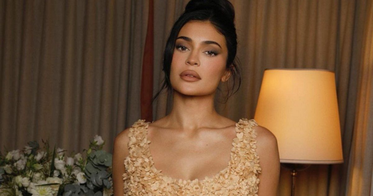 شاهد .. بالصور- من داخل الصالة الرياضية..كايلي جينر تستعرض رشاقتها بلوك رياضي رائع