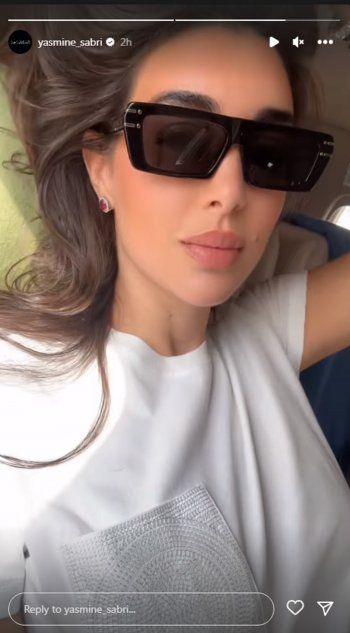 شاهد .. بالصور- من داخل الطائرة.. ياسمين صبري تتألق بلوك كاجوال رائع