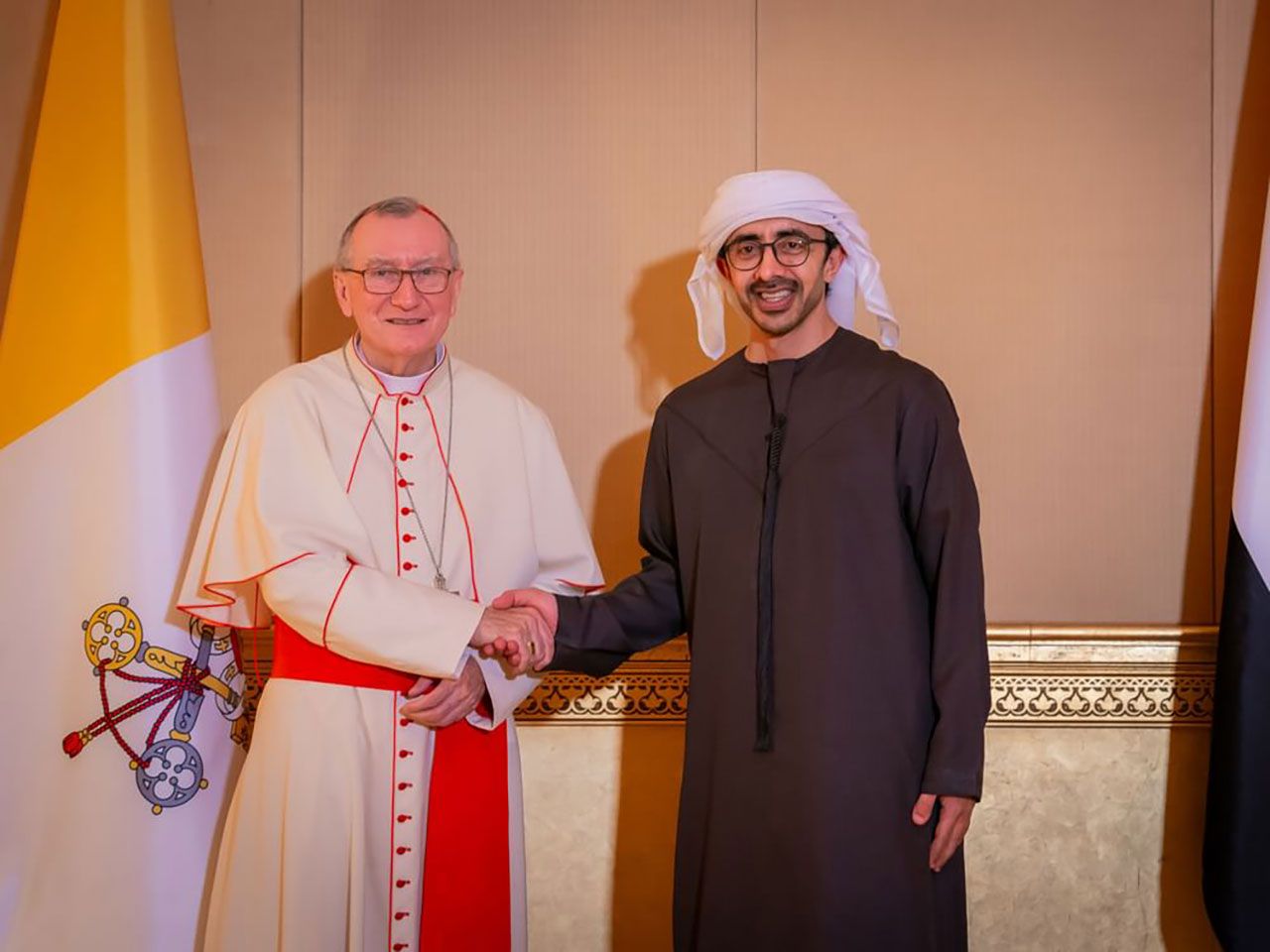 عبدالله بن زايد يلتقي أمين سر الفاتيكان في أبوظبي