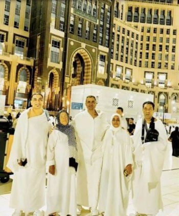 شاهد .. حسن شاكوش يؤدي مناسك العمرة مع عائلته- بالصورة