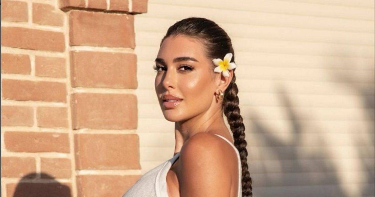 شاهد .. بالصور- من داخل الطائرة.. ياسمين صبري تتألق بلوك كاجوال رائع