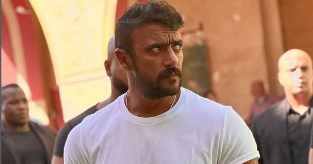 شاهد .. بالصورة - أحمد العوضي يشهر سلاحه..فما القصة !