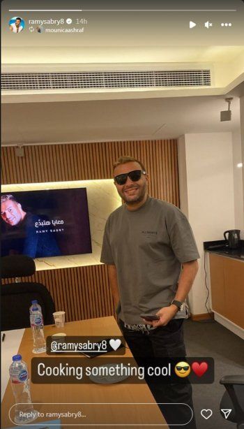 شاهد .. بصورة من داخل الاستوديو..رامي صبري يحمس الجمهور لعمل يحضر له