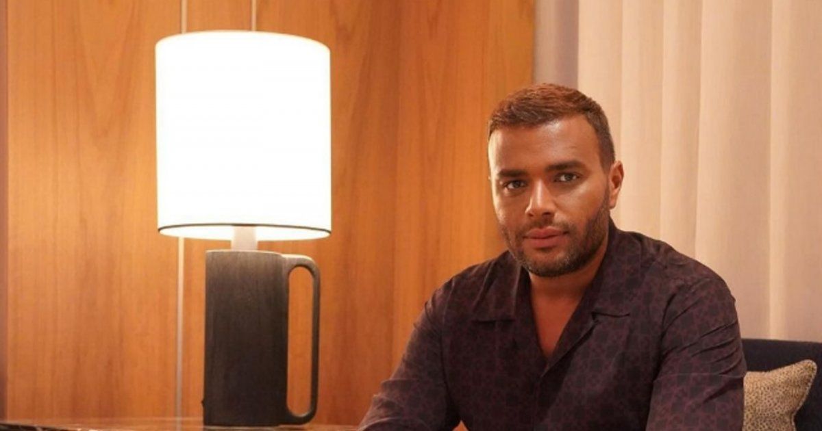 شاهد .. بصورة من داخل الاستوديو..رامي صبري يحمس الجمهور لعمل يحضر له