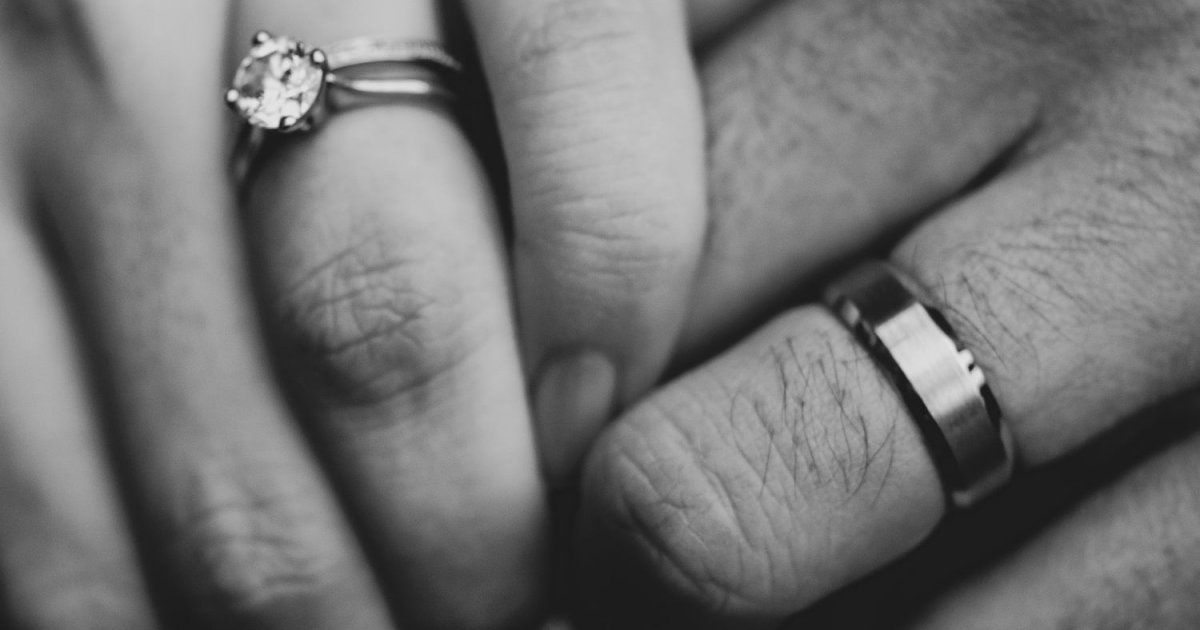 شاهد .. نجمة عالمية تعلن زواجها من حبيبها عن عمر الـ 78 عاماً!!