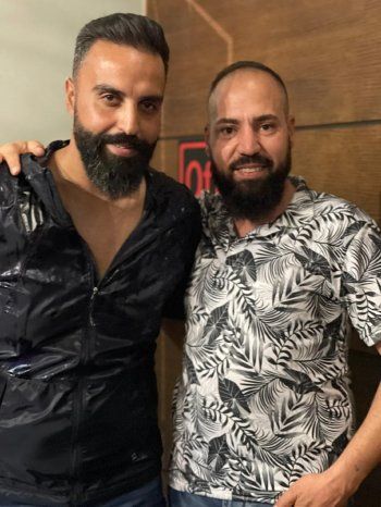 شاهد .. مجيد الرمح يحيي غنائياً حفل مكتمل العدد