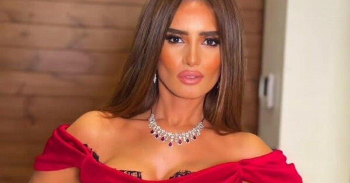 شاهد .. زينة تخطف الأنظار بأحدث إطلالة لها من ملعب السان سيرو في ميلانو