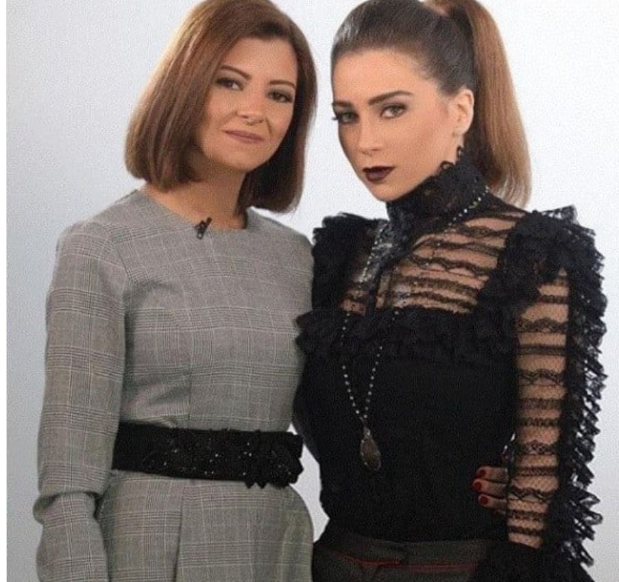 مش هتفرقهم من بعض .. ظهور شقيقة مي عز الدين صورة طبق الأصل منها