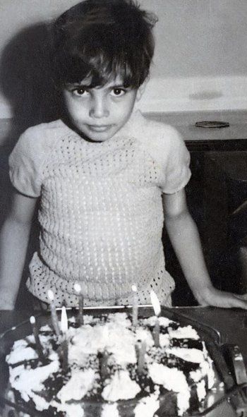 شاهد .. صور نادرة من طفولة عمرو دياب تحدث ضجة واسعة.. خفة دمه حديث الجمهور!