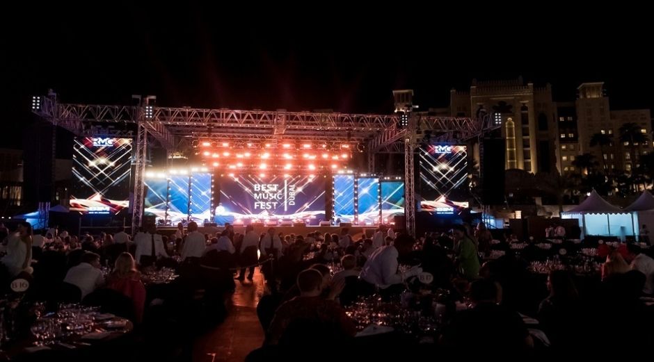 بالصور.. نجوم البوب والروك والراب الروس يتألقون في مهرجان دبي الموسيقي