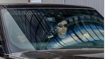 شاهد .. بالصورة- كورتني كارداشيان وزوجها يخرجان من المستشفى بعد ولادة طفلهما