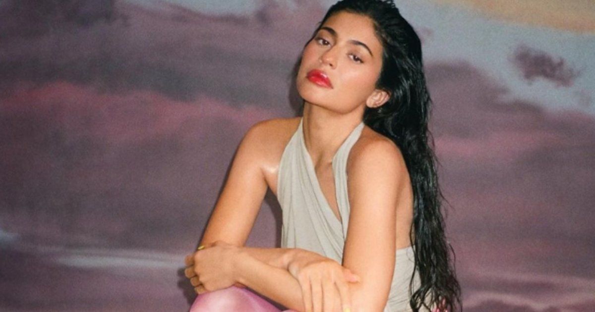 شاهد .. بالفيديو- كايلي جينر تستعرض رشاقة جسمها بجامبسوت ملون