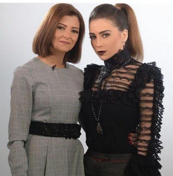 مش هتفرقهم من بعض .. ظهور شقيقة مي عز الدين صورة طبق الأصل منها