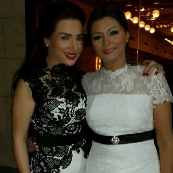 مش هتفرقهم من بعض .. ظهور شقيقة مي عز الدين صورة طبق الأصل منها