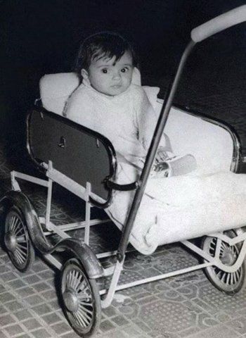 شاهد .. صور نادرة من طفولة عمرو دياب تحدث ضجة واسعة.. خفة دمه حديث الجمهور!