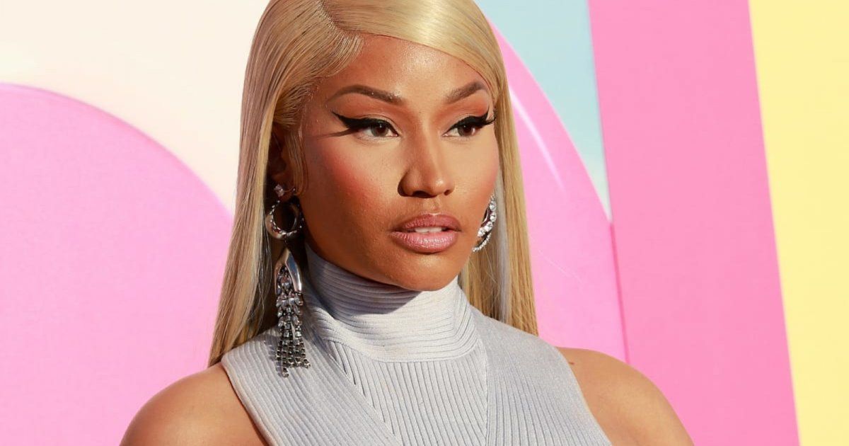 شاهد .. بالصورة- إبن نيكي ميناج يخطف قلوب الجمهور بلطافته في حضن أمه