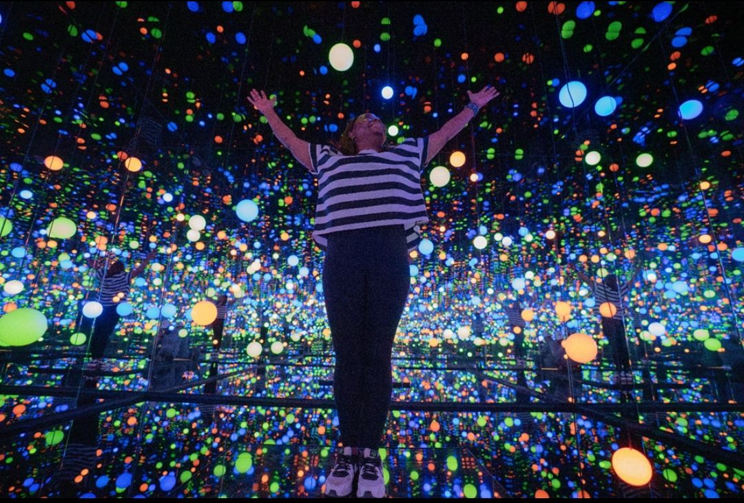 مهرجان العُلا للاستجمام والاسترخاء يقدم التركيب الفني المبهر للفنانة يايوي كوساما