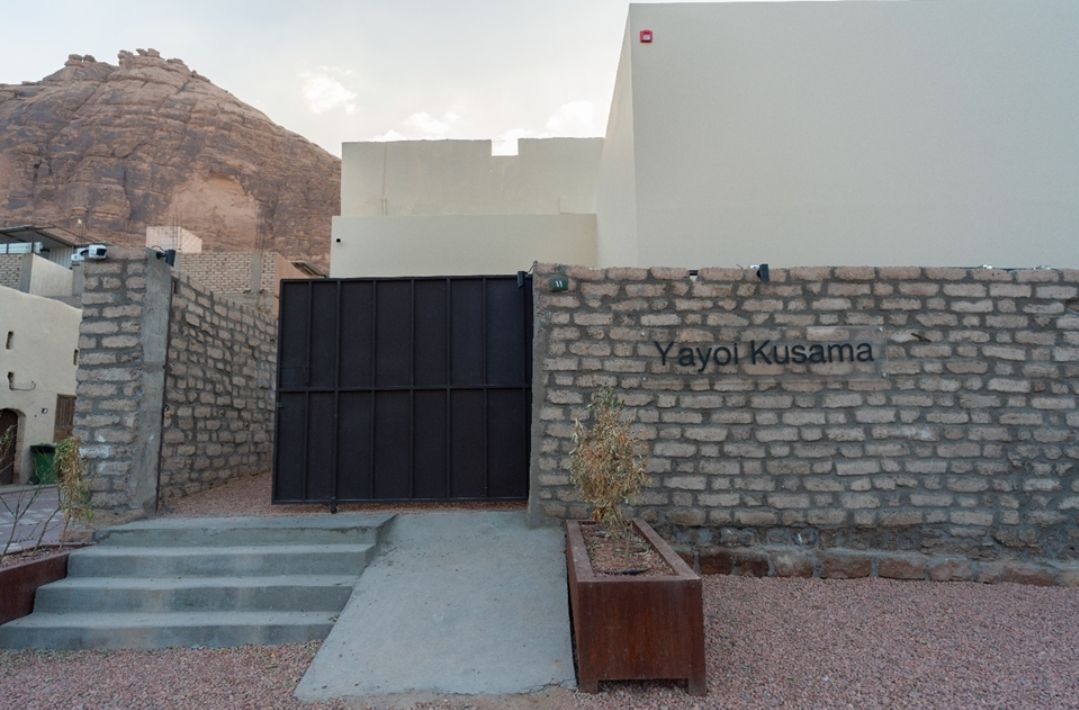 مهرجان العُلا للاستجمام والاسترخاء يقدم التركيب الفني المبهر للفنانة يايوي كوساما