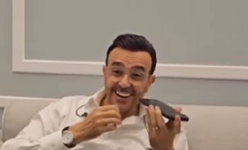 شاهد .. أبنة صابر الرباعي تفاجئه أمام الجماهير .. وهكذا كانت ردة فعله