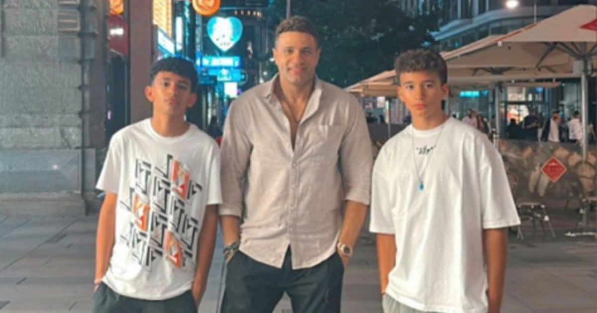 شاهد .. بالصور- من داخل الطائرة.. محمد نور وولداه عمر و علي في طريقهم إلى جدة