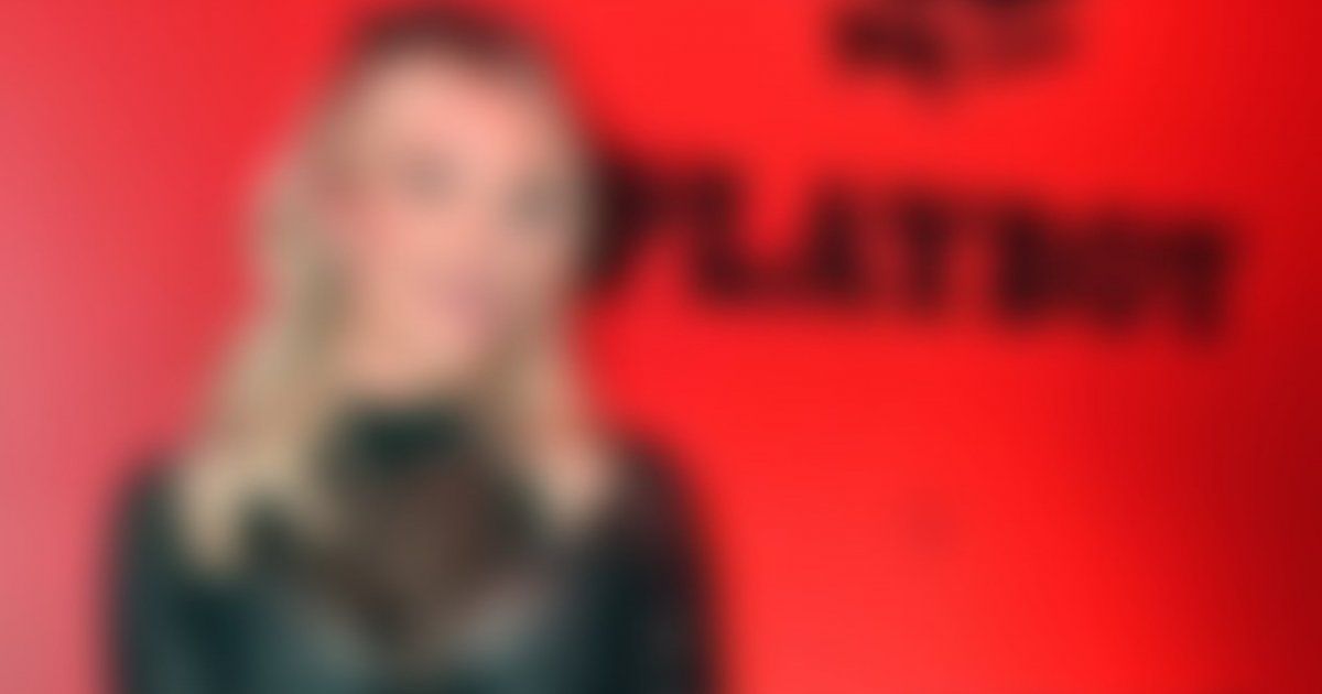 شاهد .. ممثلة عالمية تحدث ضجة واسعة.. ملابسها الشفافة كشفت عن ملابسها الداخلية كما هي!