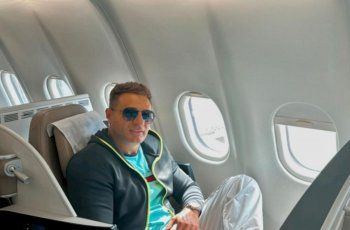 شاهد .. بالصور- من داخل الطائرة.. محمد نور وولداه عمر و علي في طريقهم إلى جدة