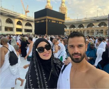 شاهد .. بالصورة - ميرنا نور الدين تؤدي مناسك العمرة مع زوجها