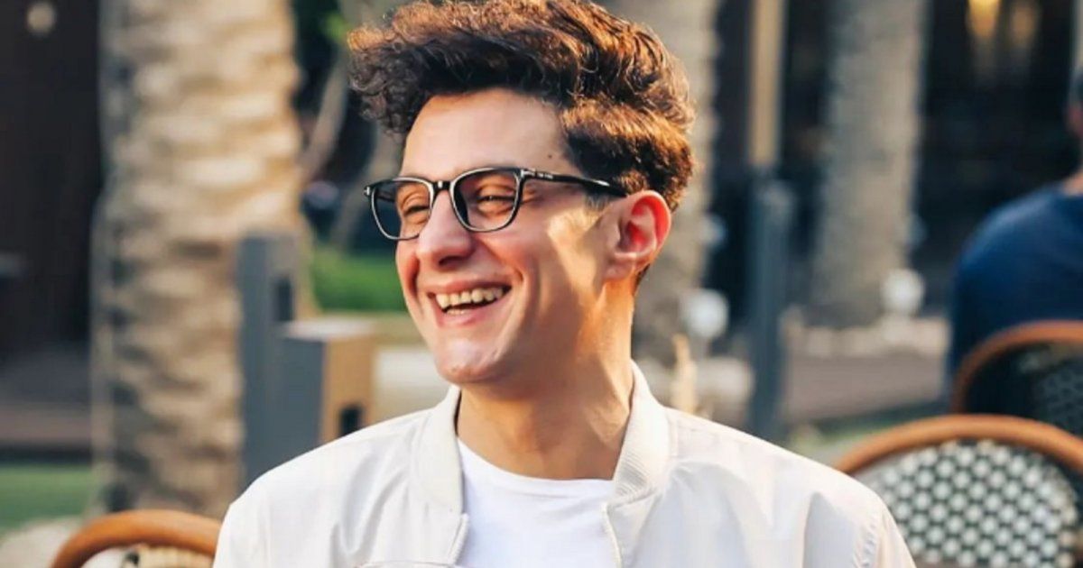 شاهد .. بالفيديو- على طريقته الخاصة..أحمد الفيشاوي يحتفل بعيد ميلاده الـ 43