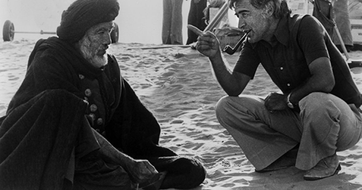 شاهد .. في ذكرى وفاة مصطفى العقاد .. المخرج العربي الذي نما شغفه بالأفلام بهذا السن المبكر.. وانتهت حياته بطريقة شنيعة