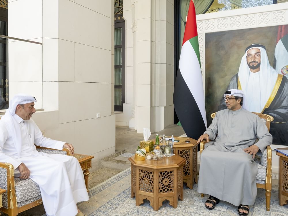 منصور بن زايد يستقبل سفير قطر في ديوان الرئاسة