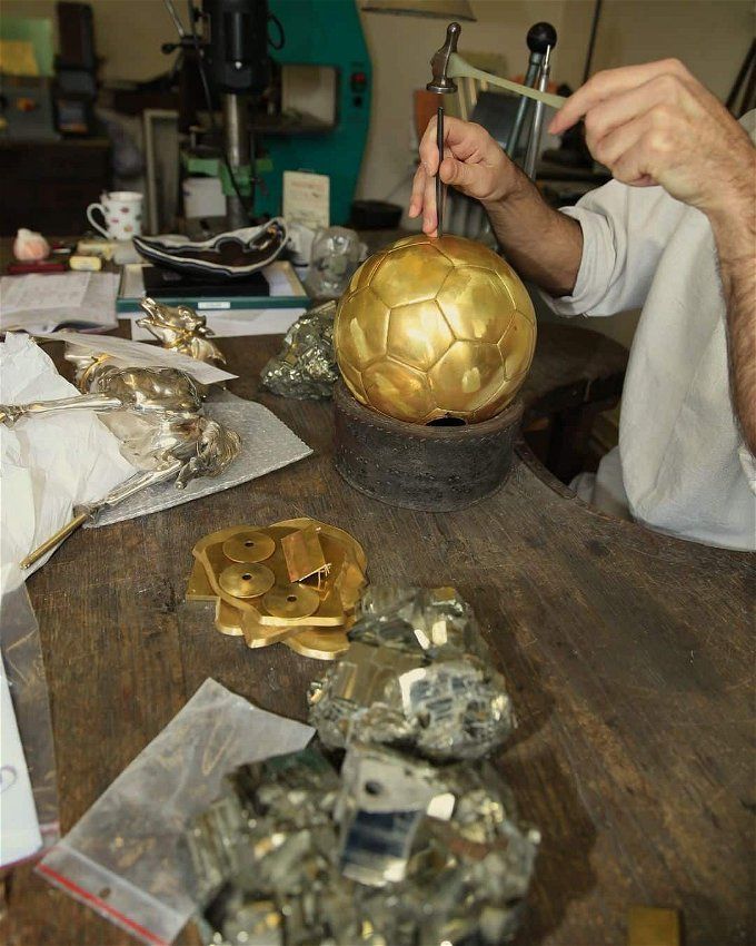 أخبار الرياضة | ما هي البلد التي تصنع الكرة الذهبية؟