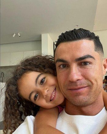 شاهد .. بالصور- كريستيانو رونالدو يعايد إبنته بهذه الكلمات..وخفة دمها تخطف قلوب الجمهور