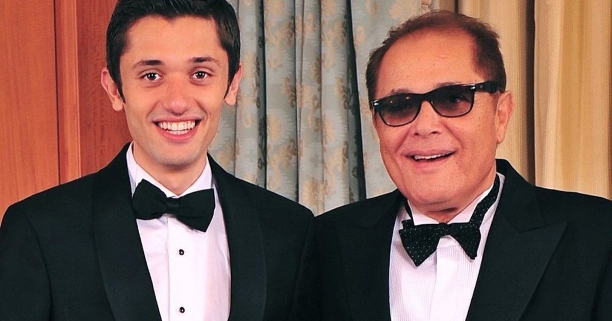 شاهد .. في الذكرى السابعة لرحيله .. كريم محمود عبد العزيز يستذكر والده بكلمات مؤثرة