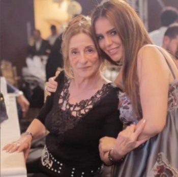 شاهد .. دنيا عبد العزيز تستذكر والدتها الراحلة بصورة تجمعهما وهذا ما قالته لها